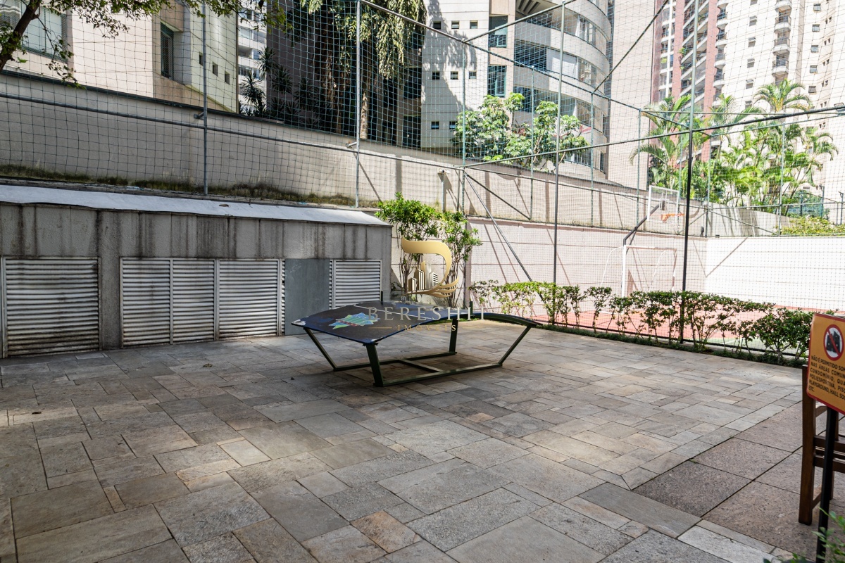 Apartamento para venda em Moema com 4 quartos, sendo 1 suíte, 104m²