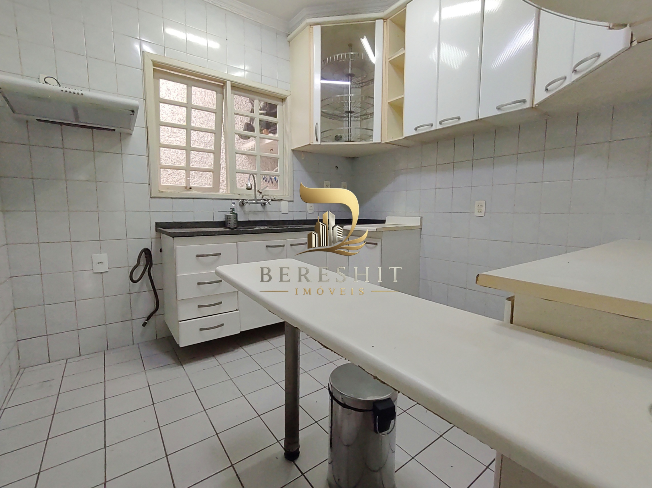 Casa no condomínio The Village Residence para venda com 4 quartos, sendo 1 suíte, 262m²